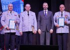 Александр Ведерников вручил награды сотрудникам полиции. Фото IRK.ru