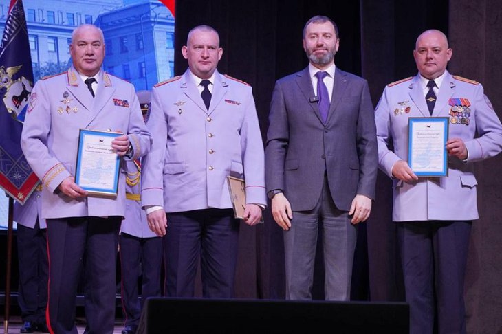Александр Ведерников вручил награды сотрудникам полиции. Фото IRK.ru