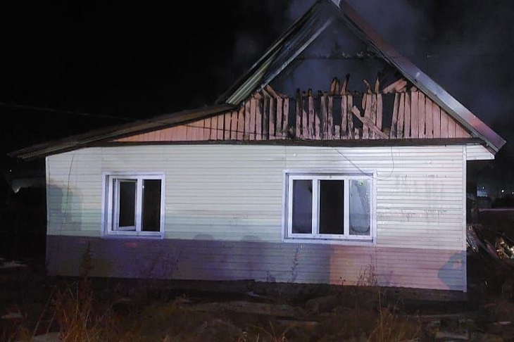 Сгоревший дом. Фото пресс-службы ГУ МЧС России по Иркутской области