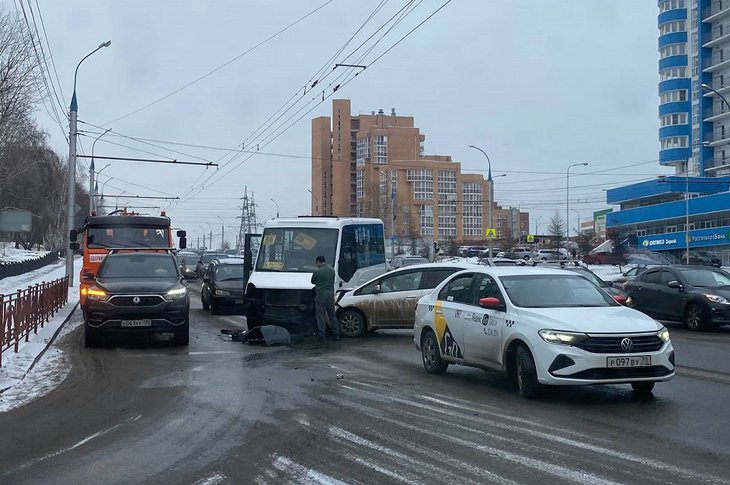 Авария на Байкальской. Фото Элины Халтановой, IRK.ru