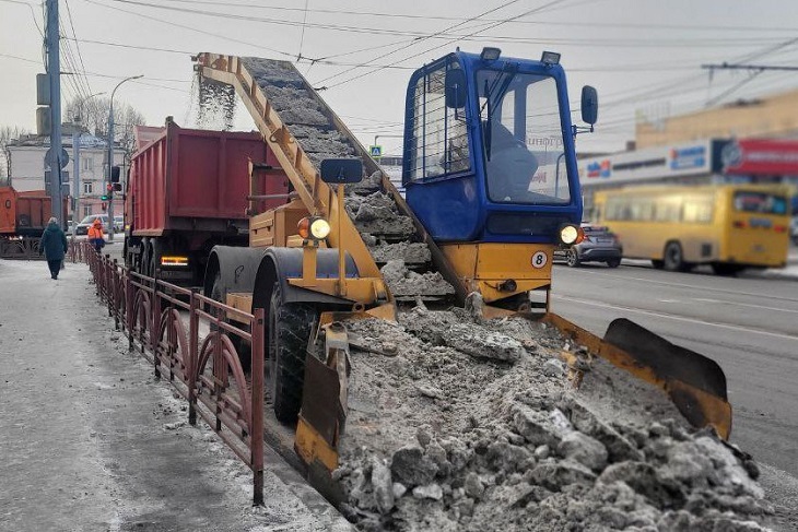 Вывоз снега. Фото пресс-службы администрации Иркутска