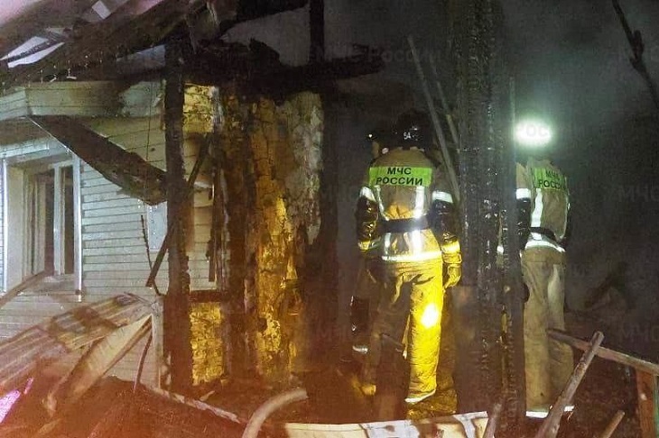 Тушение пожара. Фото пресс-службы ГУ МЧС России по Иркутской области