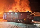 Пожарная машина около горящего дома. Фото пресс-службы ГУ МЧС России по Иркутской области