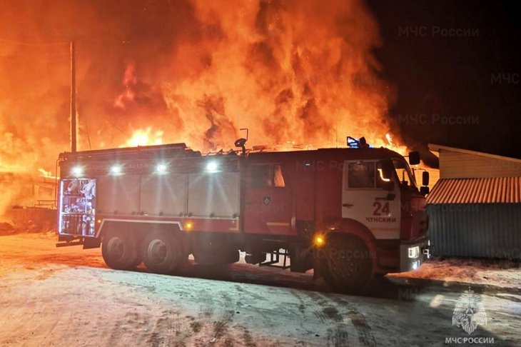 Пожарная машина около горящего дома. Фото пресс-службы ГУ МЧС России по Иркутской области