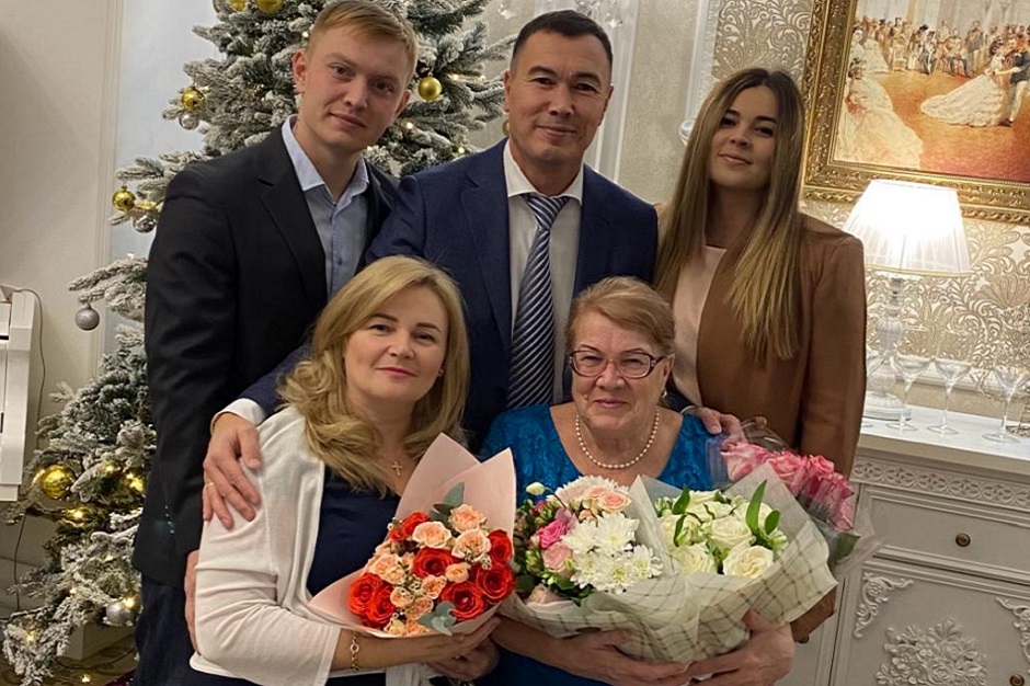 Евгений Сарсенбаев с семьей