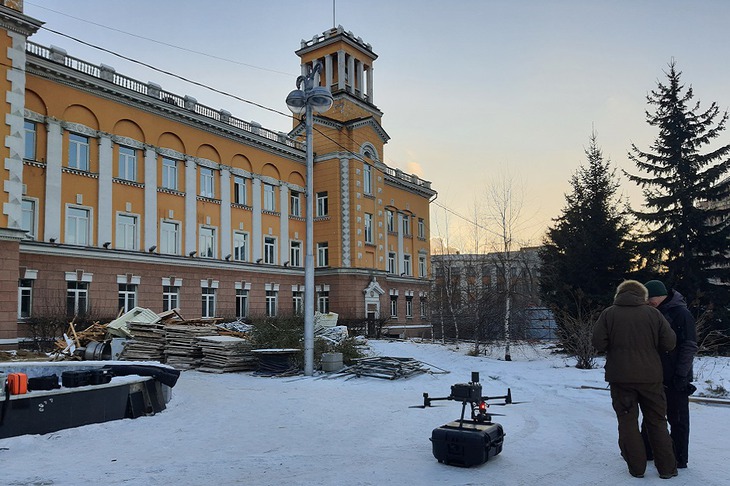 Подготовка к сканированию горельефа. Фото Марины Палеевой, IRK.ru