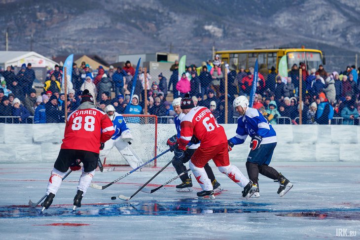 Хоккейный матч на льду Байкала. Фото Татьяны Глюк