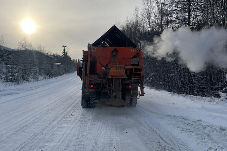 Уборка дорог от снега. Фото пресс-службы правительства Иркутской области