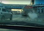 Автобус, проехавший на красный сигнал светофора. Скриншот видео пресс-службы Госавтоинспекции Иркутской области