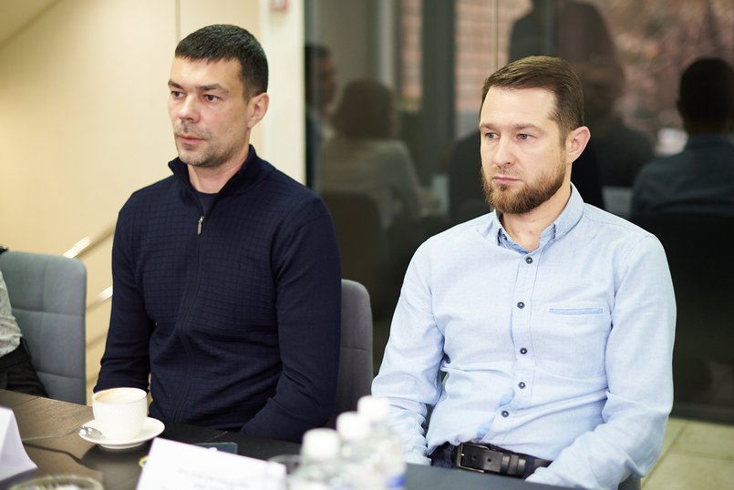 Дмитрий Сыровой, руководитель дилерских центров на Ширямова, 32 (слева)