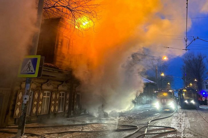 Горящий дом. Фото пресс-службы ГУ МЧС России по Иркутской области