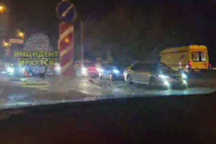 ДТП на Старо-Кузьмихинской. Скриншот видео из телеграм-канала «Инцидент Иркутск»