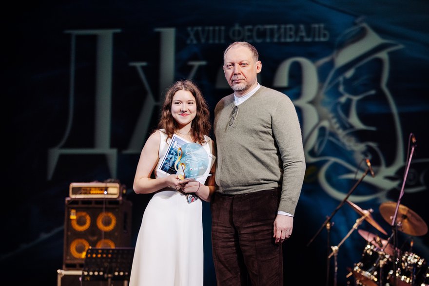 Василиса Некрасова (обладательница приза в номинации «Открытие года») и председатель жюри Яков Окунь