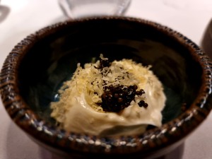 Десерт из взбитого творожного сыра с икрой енисейской стерляди и солью