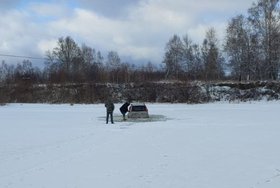 Автомобиль на реке Иркут. Фото ГУ МЧС России по Иркутской области