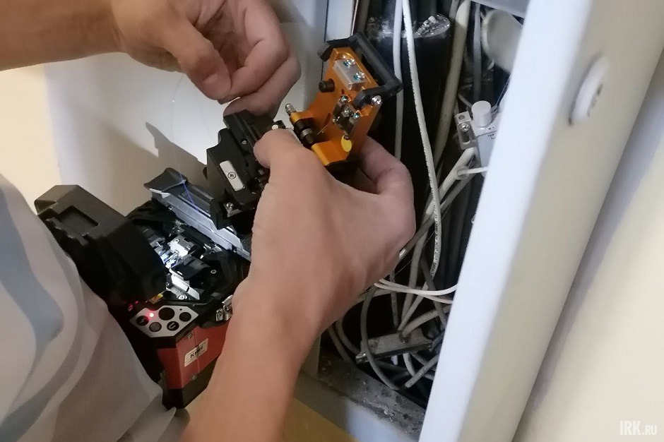 Мастер спаивает провода