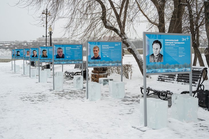 Стенды с биографиями хоккеистов. Фото Анны Пьяновой