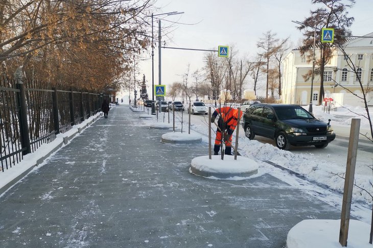 Уборка снега. Фото пресс-службы администрации Иркутска