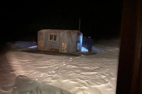 Пострадавшие ждут помощи у рыбацкой будки. Фото Байкальского поисково-спасательного отряда