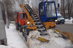 Уборка снега. Фото пресс-службы администрации Иркутска