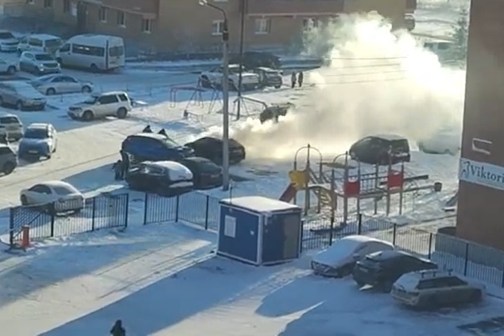 Горящий автомобиль. Скриншот видео из телеграм-канала ГУ МЧС России по Иркутской области