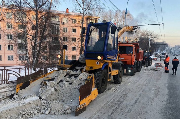 Уборка улиц в Иркутске. Фото пресс-службы городской администрации