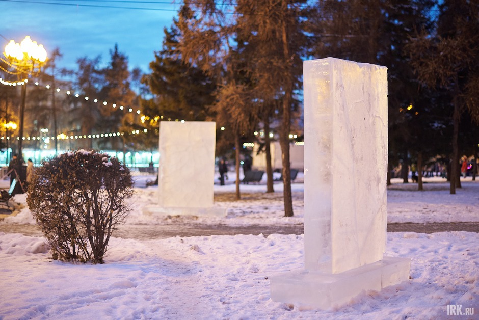 В конце ноября в сквере Кирова появилось 33 куба изо льда. Их установили по всей площади сквера.