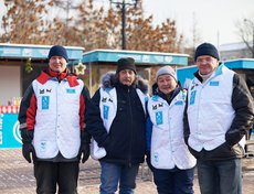 2 декабря в сквер Кирова прибыли 11 мастеров. Для работ привлекли специалистов из Иркутска, Свирска, Усолья-Сибирского, Читы, Улан-Удэ, Шелехова, Якутска, Екатеринбурга.