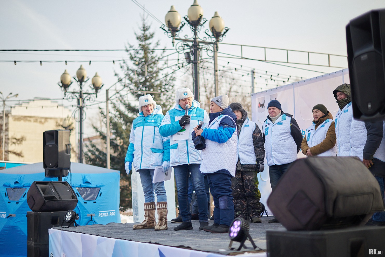 Скульпторов пригласили на сцену и пожелали успехов.