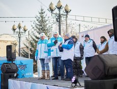 Скульпторов пригласили на сцену и пожелали успехов.