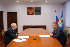 Алексей Макаров и Игорь Кобзев. Фото пресс-службы правительства Иркутской области