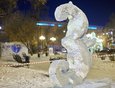 Уже спустя сутки в сквере Кирова появились первые ледовые буквы.