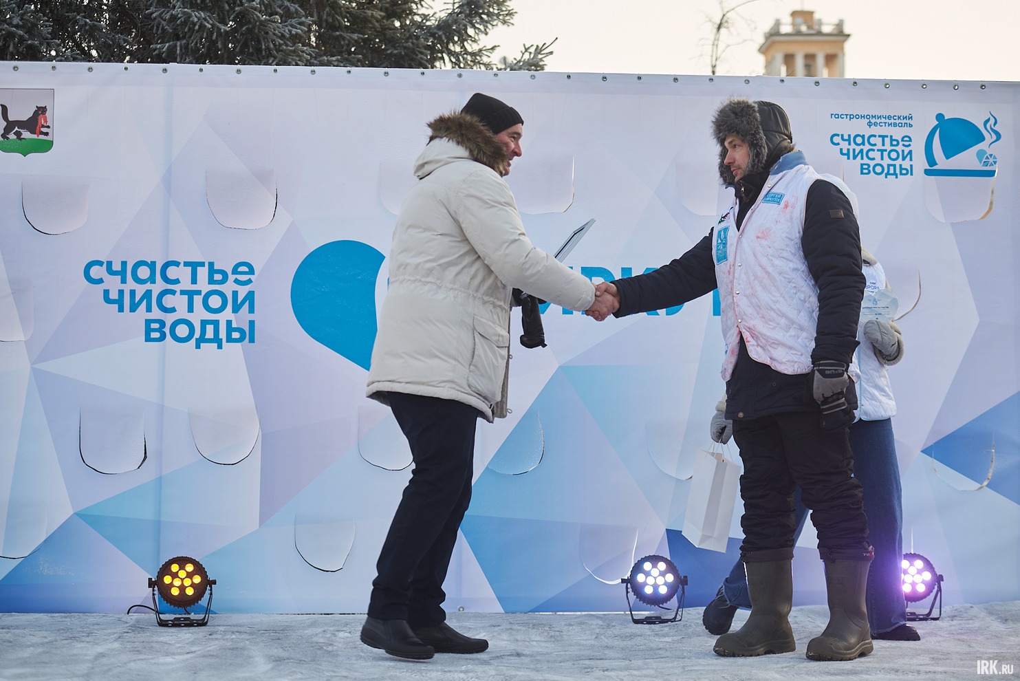 Награды вручал мэр Иркутска Руслан Болотов.