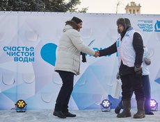 Награды вручал мэр Иркутска Руслан Болотов.