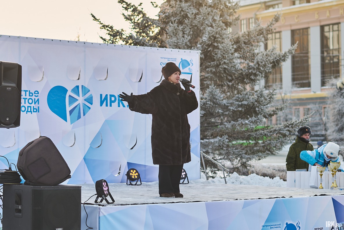 9 декабря, в день закрытия фестиваля, пришедших в сквер Кирова ждал концерт.