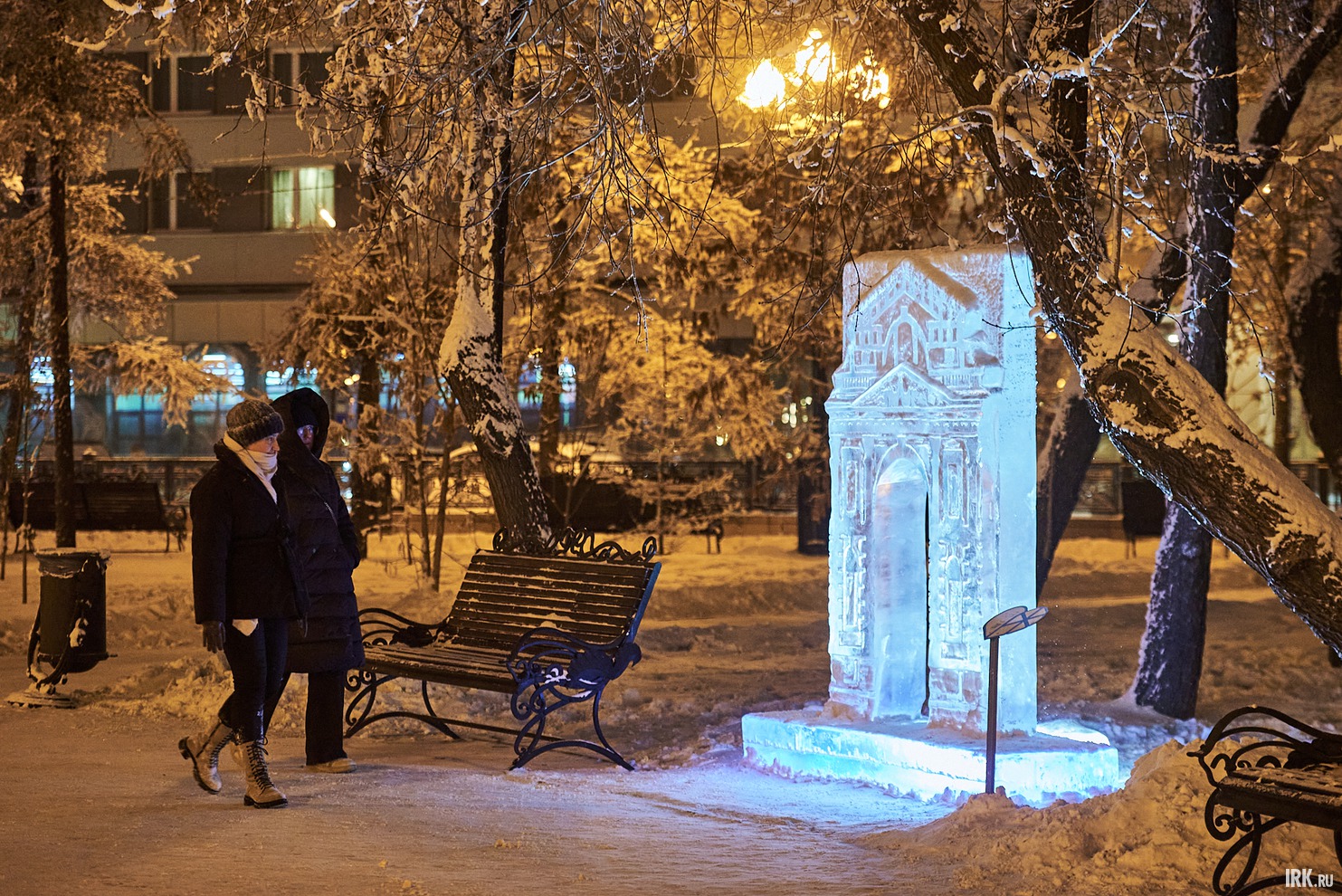 В течение недели 11 мастеров из Иркутска, Свирска, Усолья-Сибирского, Читы, Улан-Удэ, Шелехова, Якутска, Екатеринбурга создавали 33 буквы.