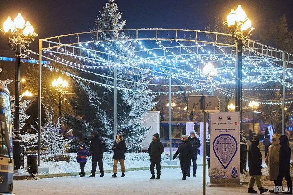 В начале декабря праздничными огнями засиял сквер Кирова.