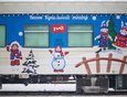 В этом году впервые в состав поезда Деда Мороза вошёл вагон с кукольным театром.
