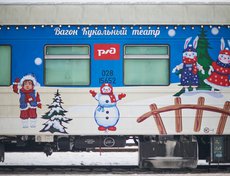 В этом году впервые в состав поезда Деда Мороза вошёл вагон с кукольным театром.