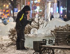 Работы по созданию ледяных скульптур ещё идут.