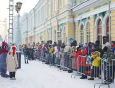 Посмотреть на волшебника пришли, пожалуй, самые морозостойкие иркутяне. На улице в тот день было -32.