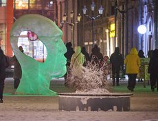 Вдоль улицы Урицкого установили и подсветили несколько ледовых фигур.