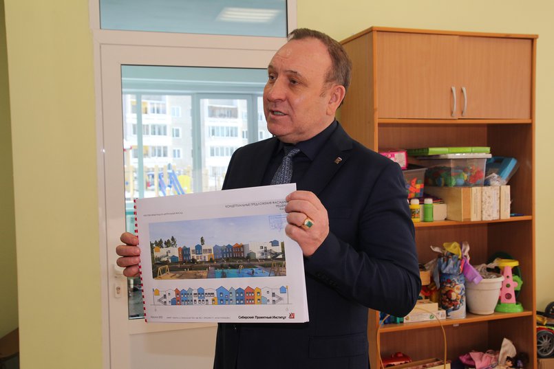 Леонид Фролов показывает макет строящегося детского сада на 240 мест в поселке Маркова