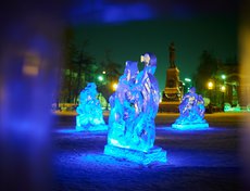 На бульваре Гагарина появилась целая аллея ледяных скульптур, посвящённых 100-летию иркутского хоккея.