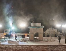 На Нижней Набережной ещё идут работы по созданию фигур изо льда.
