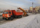 Специалисты убирают снег с улиц города. Фото пресс-службы администрации Иркутска