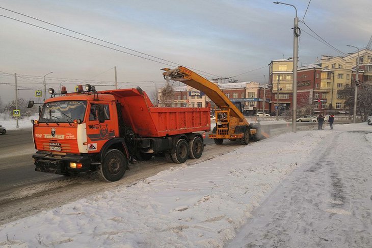 Специалисты убирают снег с улиц города. Фото пресс-службы администрации Иркутска
