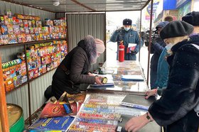 Специалисты проверяют торговую точку. Фото пресс-службы администрации Иркутска