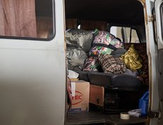 В машины загружена гуманитарная помощь.