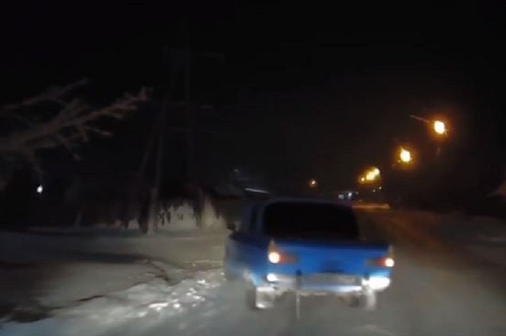 Автомобиль во время погони. Скриншот видео пресс-службы ГУ МВД России по Иркутской области